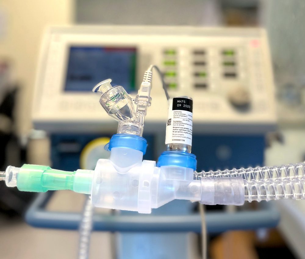 Foto de MinimHal Vet en situación de montaje con las dos tapas hacia arriba y conectadas a un inhalador de dosis medida y a un nebulizador.